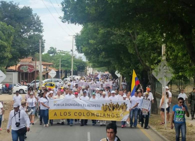 Centenares de personas se sumaron este domingo a una marcha por la dignidad y el respeto a los colombianos. FOTO CORTESÍA