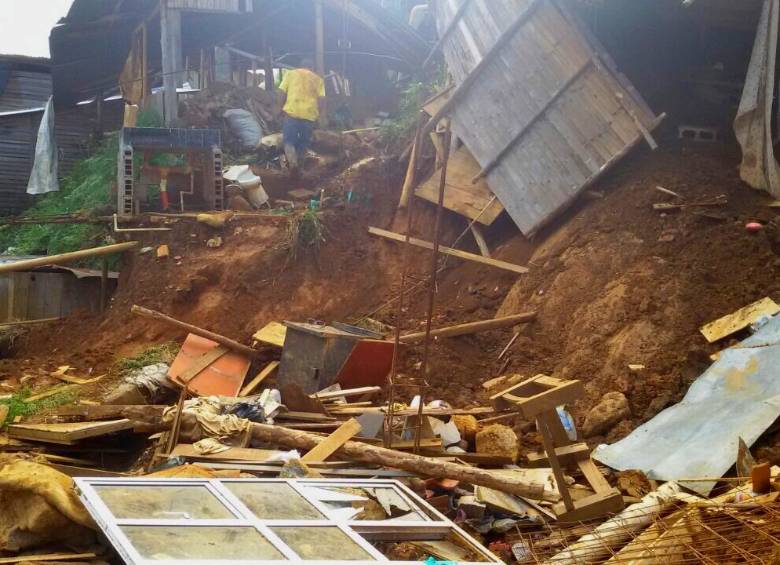 La emergencia se originó por el fuerte aguacero que cayó el pasado sábado en la vereda Granizal. FOTO CORTESÍA