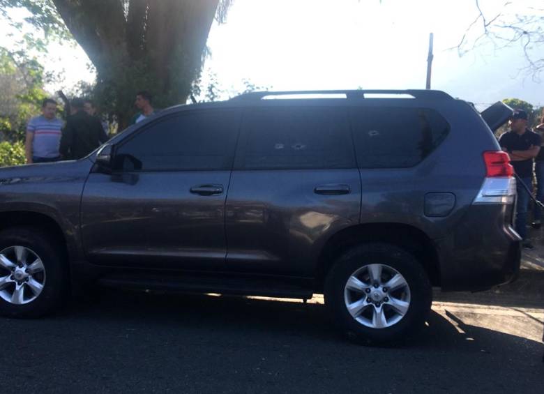 Este es el vehículo oficial de la Alcaldía de Girardota. Al momento del ataque, el alcalde Diego Agudelo no iba en el carro. FOTO: cortesía Alcaldía de Girardota.