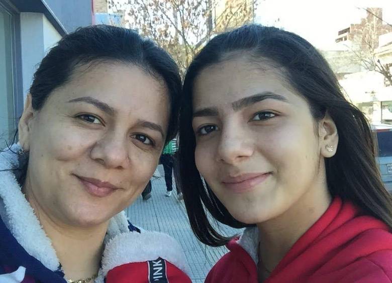 Sandra Yuliana Tabera (q.e.p.d.) en compañía de su hija Luisa, quien sufrió serias lesiones producto del accidente. FOTO CORTESÍA