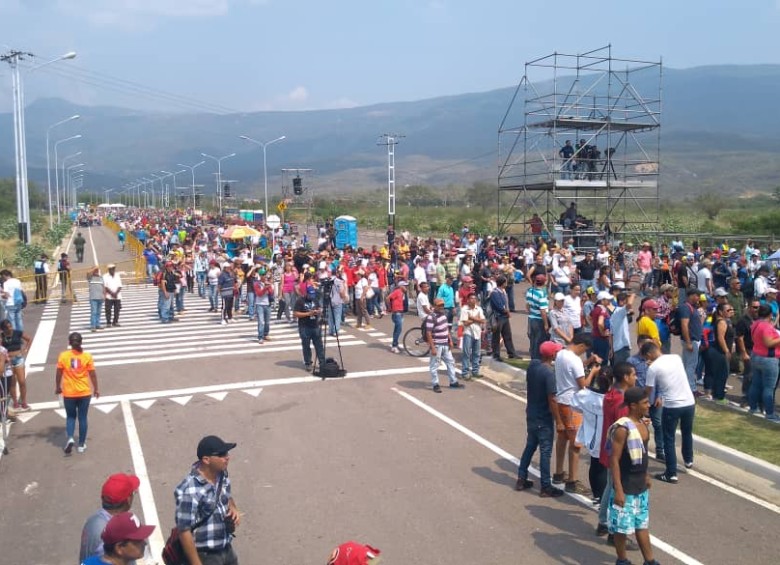 Asistentes al Hands Off Venezuela se retiran del evento. FOTO: ROSALINDA HERNÁNDEZ C.