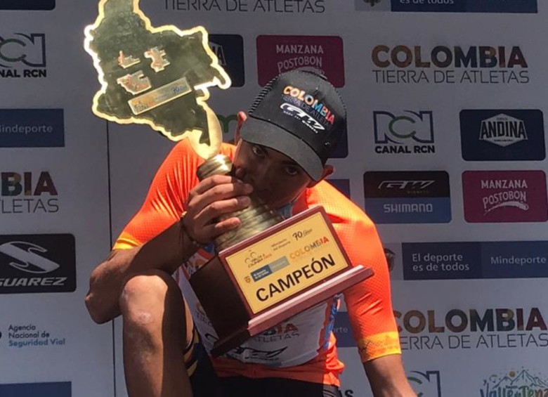 Diego Camargo es el tercer corredor en ganar las vueltas de la Juventud y Colombia en un solo año. FOTO FEDECICLISMO