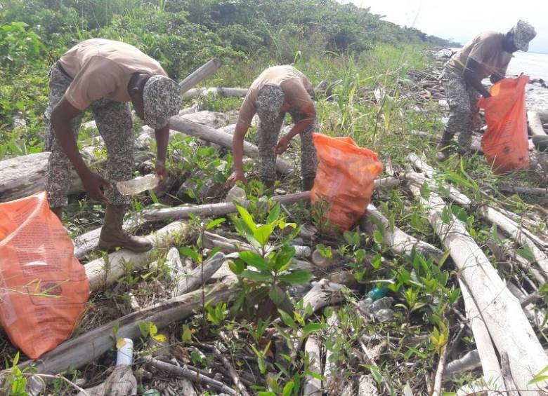 Parte de los miembros de la Armada y la Fuerza de Tarea Titán que participaron en las labores de limpieza. FOTO cortesía ejército