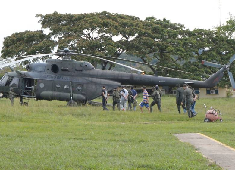 Varios de los capturados fueron trasladados en helicóptero a Medellín. FOTO CORTESÍA EJÉRCITO