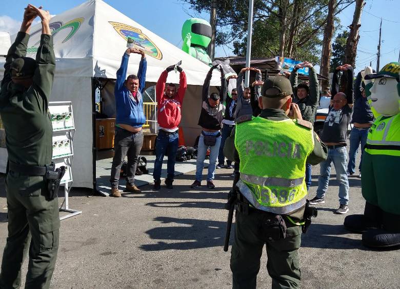 Policías invitan a los conductores a realizar pausas activas para evitar microsueños, una de las principales causas de accidentalidad. FOTO CORTESÍA POLICÍA NACIONAL