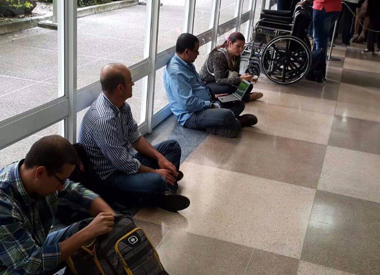 Cientos de usuarios se encuentran a la espera de que se normalice la operación para poder dirigirse a sus destinos. FOTO DONALDO ZULUAGA