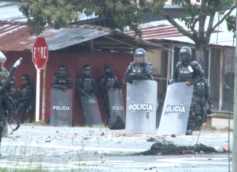 La Defensoría logró un acuerdo entre los indígenas y la Fuerza Pública de no agresión por espacio de 72 horas. FOTO COLPRENSA