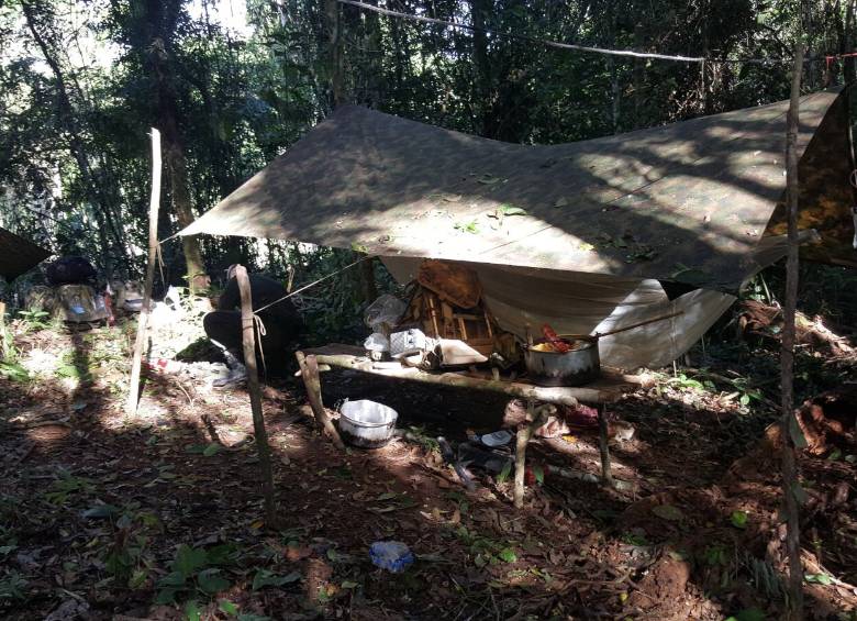 Este es uno de los campamentos bombardeados por la Fuerzas Pública contra la organización delincuencial el martes en Chocó. FOTO CORTESÍA POLICÍA
