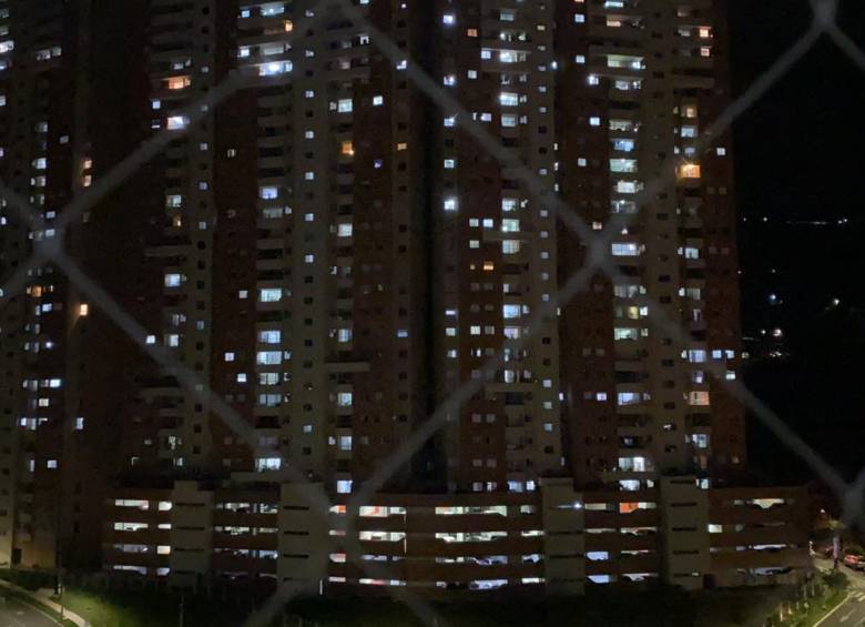 Desde unidades aledañas, vecinos alertaron sobre el incendio en Sabaneta. FOTO CORTESÍA