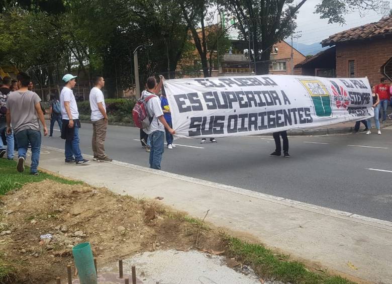 Los estudiantes se movilizaron sobre la Avenida Las Vegas. FOTO CORTESÍA