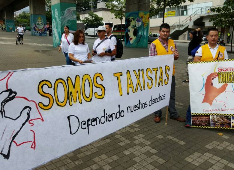 En Medellín la manifestación salió a las 9:00 de la mañana desde el Jardín Botánico en la Calle Carabobo e irá hasta el Parque de las Luces. FOTO Juan Sebastián Carvajal