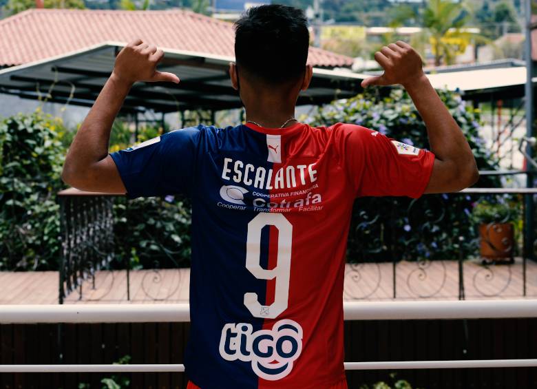 Israel Escalante ya se puso la camiseta del Medellín