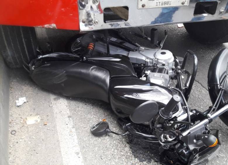 Así quedó la motocicleta tras el accidente en la avenida Regional. Nadie salió lesionado. FOTO CORTESÍA TRÁNSITO ENVIGADO 