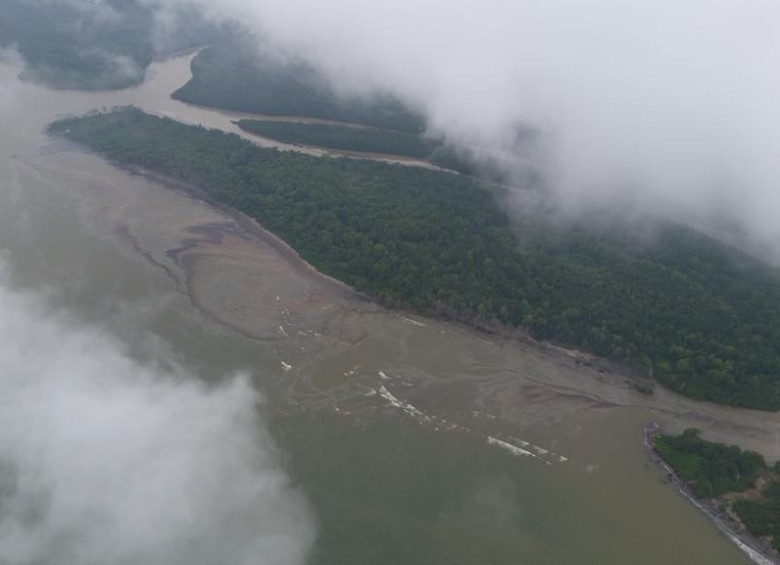 Luego del atentado por parte de las Farc que afectó al río Mira en Nariño, todavía no hay un tiempo estimado para la recolección de los 410 mil galones vertidos en la quebrada Pianulpi. FOTO CORTESÍA