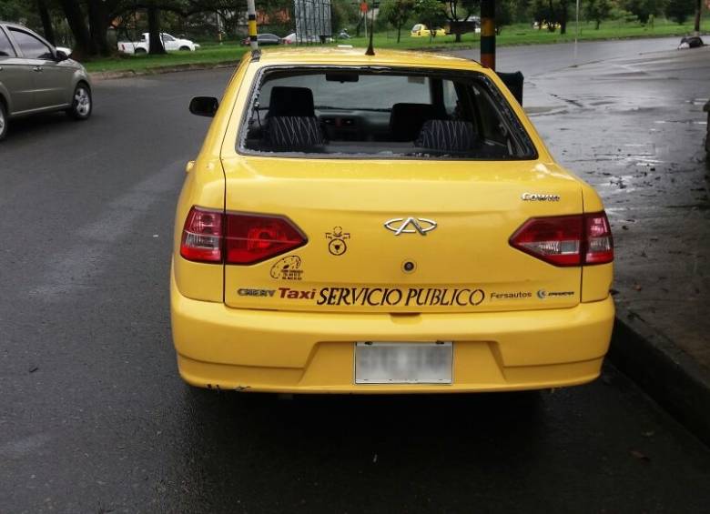 Este taxi fue atacado en el acopio de la estación Aguacatala del metro de Medellín. FOTO CORTESÍA