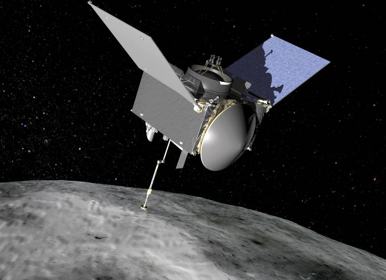 Ilustración que muestra cómo Osiris-Rex extenderá su brazo al acercarse a Bennu para recoger el material, que guardará en una cápsula que será la que en 2023 retornará a la Tierra. FOTO Nasa