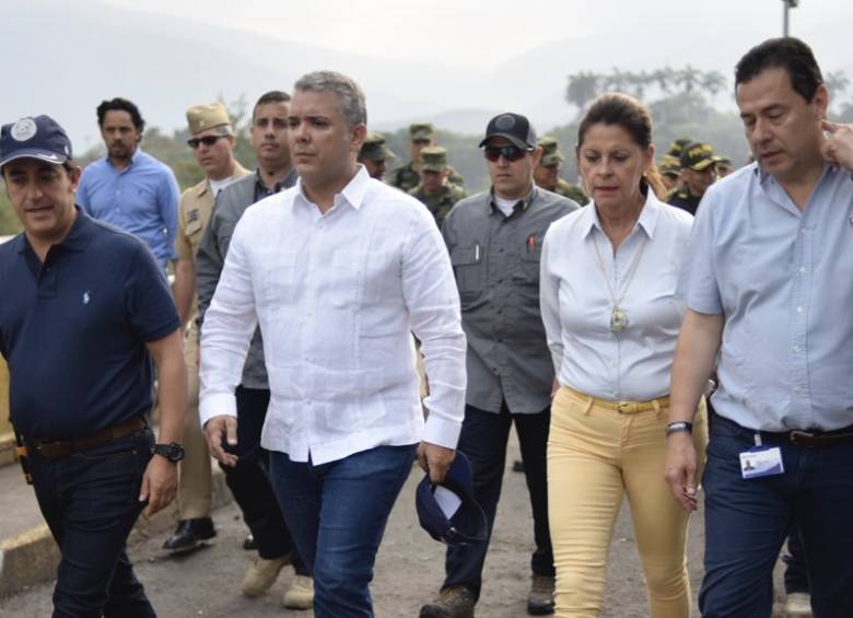 Presidente Duque y Marta Lucía Ramírez durante su visita al puente internacional. FOTO PRESIDENCIA