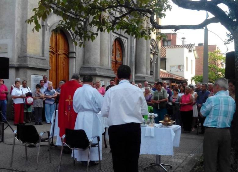 Las familias buscan evitar que sean desalojadas de un predio en el sector Villa Café. Desde el miércoles están en el templo Nuestra Señora. FOTO CORTESÍA