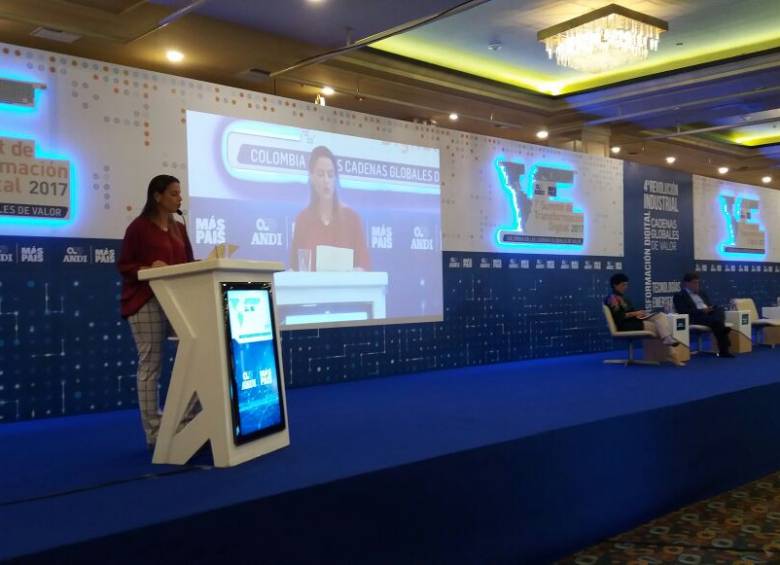 Marcela Londoño, presidenta de la Cámara de BPO de la Andi, intervino durante la apertura del Summit de Transformación Digital, que realiza hasta mañana el gremio empresarial en Medellín. FOTO JUAN FELIPE SIERRA