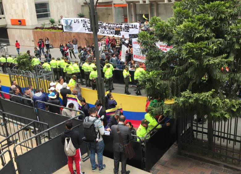 La Policía tuvo que hacer varios cercos. FOTO SERGIO CORREA