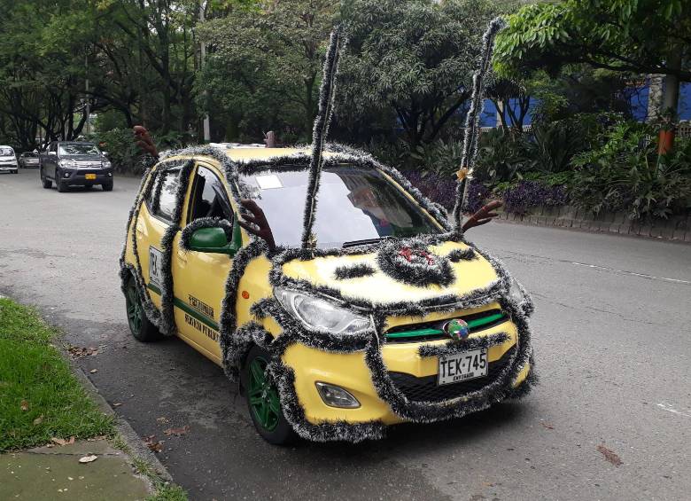 Así luce el taxi de Diego Velásquez, afiliado a la empresa Tax Individual en Medellín. FOTO: Nelson Matta Colorado.