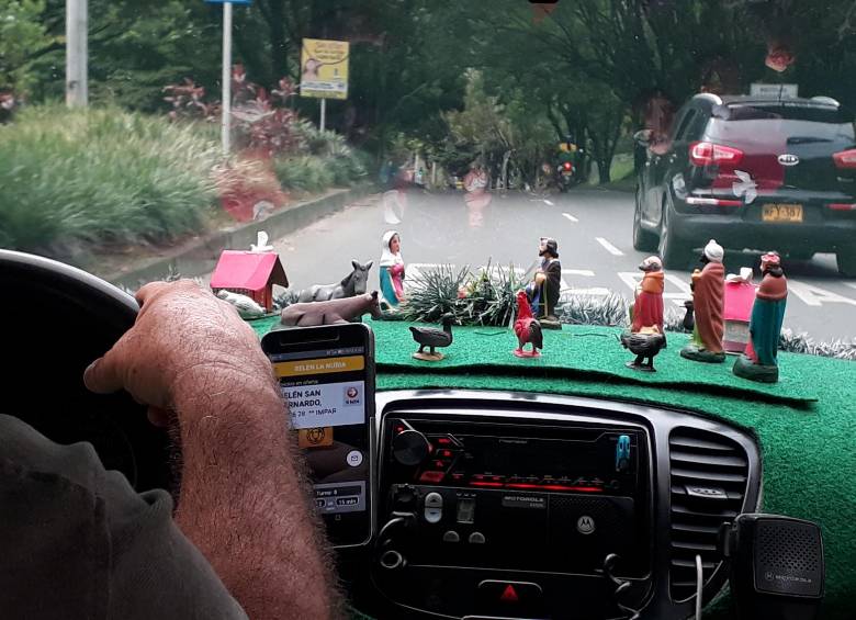 La tapicería está forrada de verde y en el tablero frontal del carro lleva un pesebre. FOTO: Nelson Matta Colorado.
