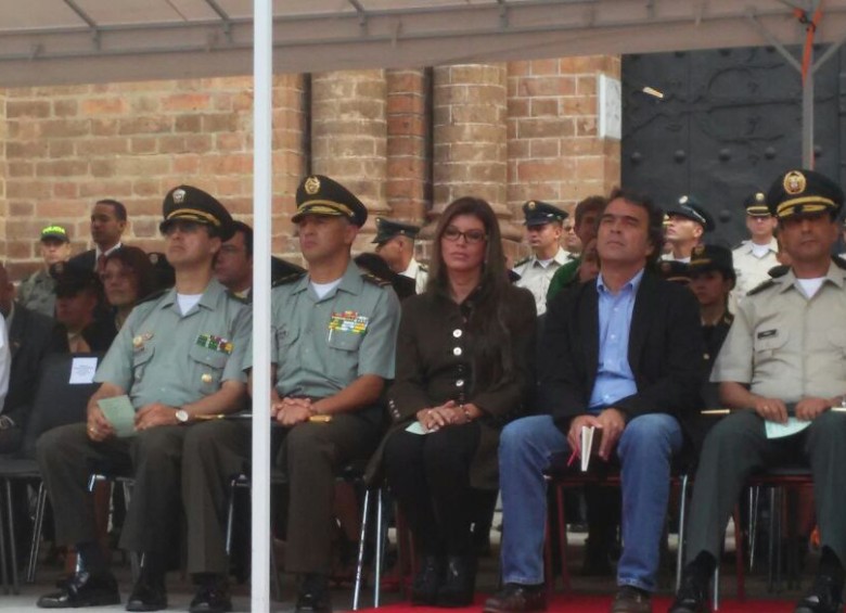 La ceremonia tuvo la presencia del gobernador, Sergio Fajardo, el general José Gerardo Acevedo, comandante de la Policía Metropolitana y la secretaria de Gobierno, Claudia Wilches. FOTO CORTESÍA
