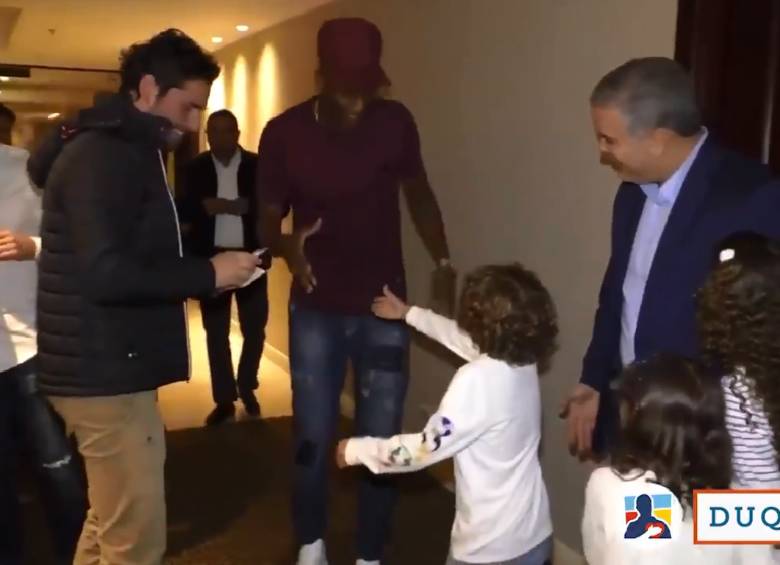 Mina saludando a uno de los hijos del presidente electo. FOTO TWITTER