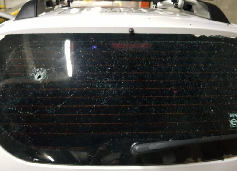 El vehículo estaba identificado con logos de prensa del canal público regional. FOTOS CORTESÍA 
