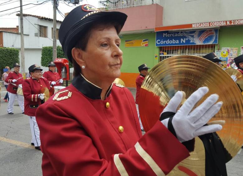 En el barrio Santa Lucía de Medellín marcharon contra los feminicidios