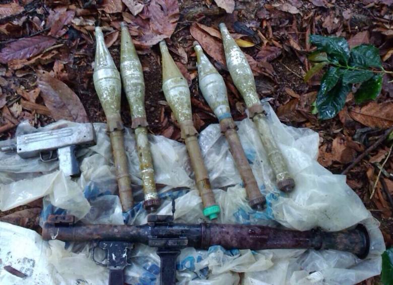La Fiscalía incautó una subametralladora, un lanzacohetes antitanque RPG7 y cinco granadas. FOTO CORTESÍA