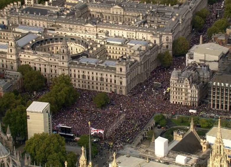 Decenas de miles de manifestantes piden en Londres un nuevo referéndum sobre el Brexit. FOTO AFP