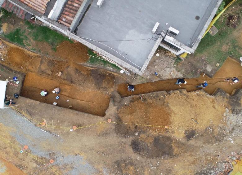 En la portería de Pilsen, en una zona inexplorada, se encontró evidencia de un arroyo que transportaba más de 3.000 piezas de cerámica de períodos históricos diferentes. FOTO Cortesía