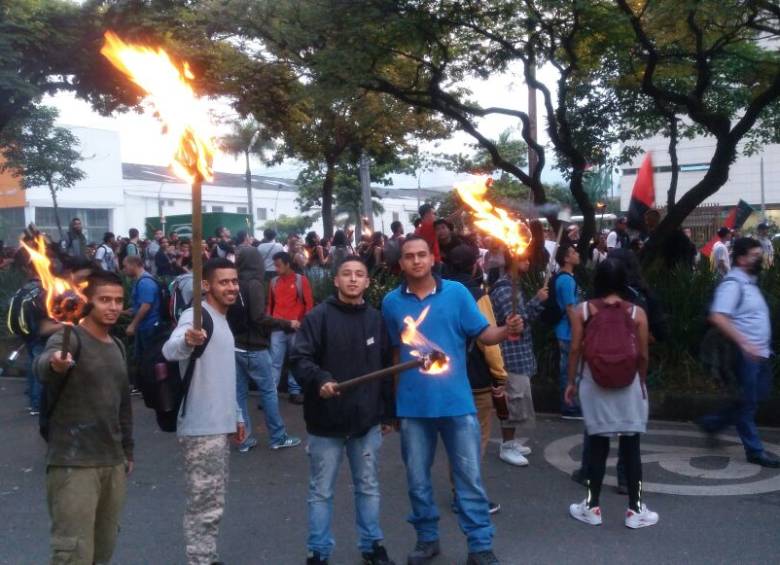 Estudiantes del Poli marcharon con antorchas hasta La Alpujarra