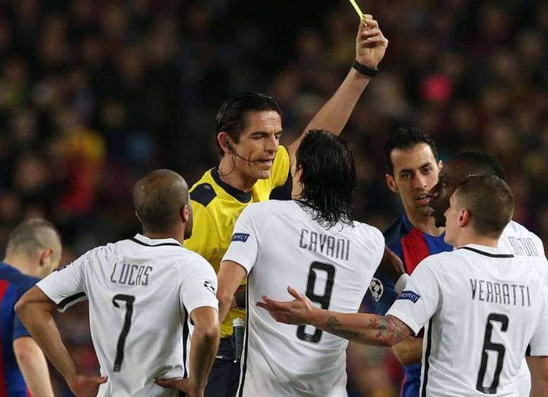 El central Deniz Ayketin, fue criticado por las reiteradas equivocaciones en el juego que dejó al Barcelona como clasificado a los cuartos de final de la Champions. FOTO AFP