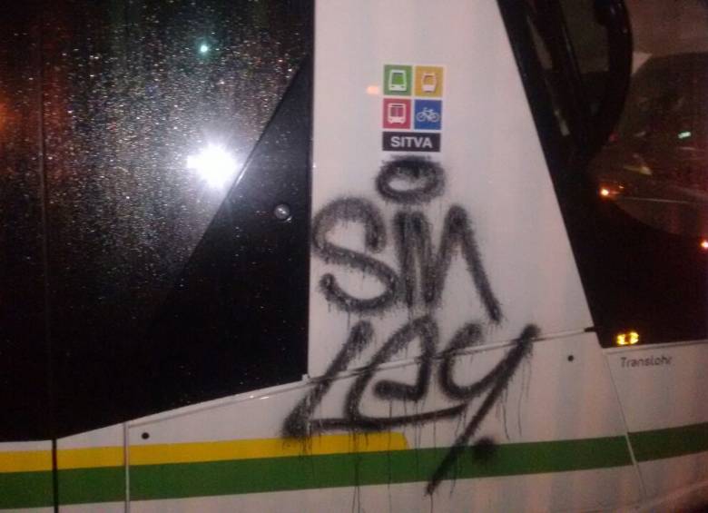 Así dejaron uno de los vagones del tranvía de Ayacucho que fue pintado en la madrugada del viernes 24 de febrero. FOTO cortesía