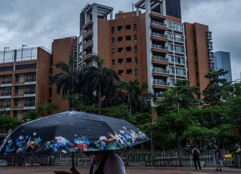 Las posibles agresiones sónicas se presentaron en el edificio conocido como The Canton Place, ubicado en la ciudad China de Guangzhou. Los afectados fueron evacuados del lugar y no se conoce su estado de salud. FOTO Cortesía NYT