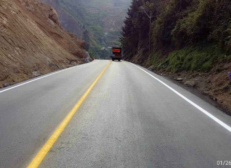 1. Autopista Medellín- Bogotá, km 14+350, sitio del derrumbe ya recuperado provisionalmente. Devimed anunció que entregó los diseños para adecuar la doble calzada. 2. La Huesera, en la vía al Suroeste, es un lío frecuente de deslizamiento. 3. Restricción a inicios de este año en la vía Las Palmas. FOTOS Donaldo Zuluaga y devimed