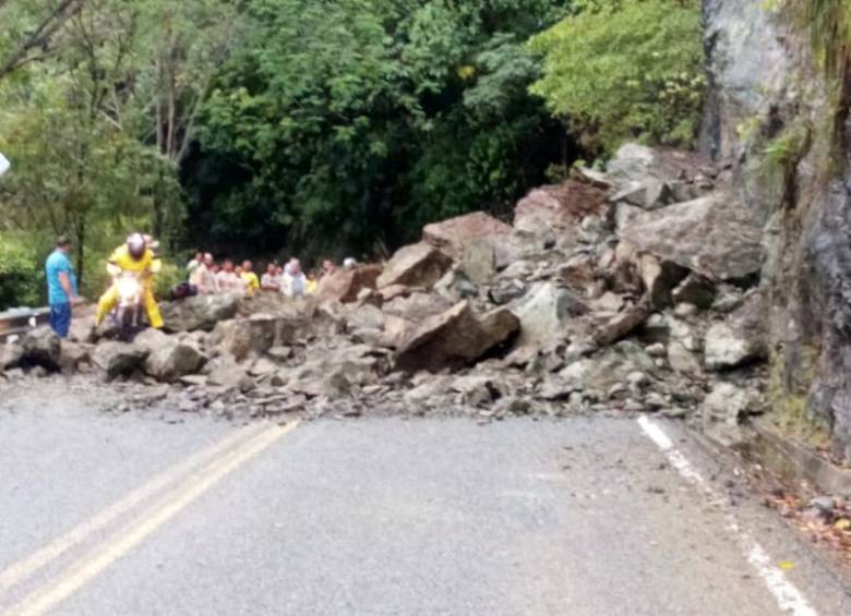 Derrumbe en la vía que va a Salgar. FOTO CORTESÍA GUARDIANES DE ANTIOQUIA