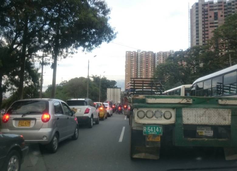 El trancón se extendió por varios kilómetros y generó retrasos de más de 30 minutos. FOTO CORTESÍA Jhonathan Mejía
