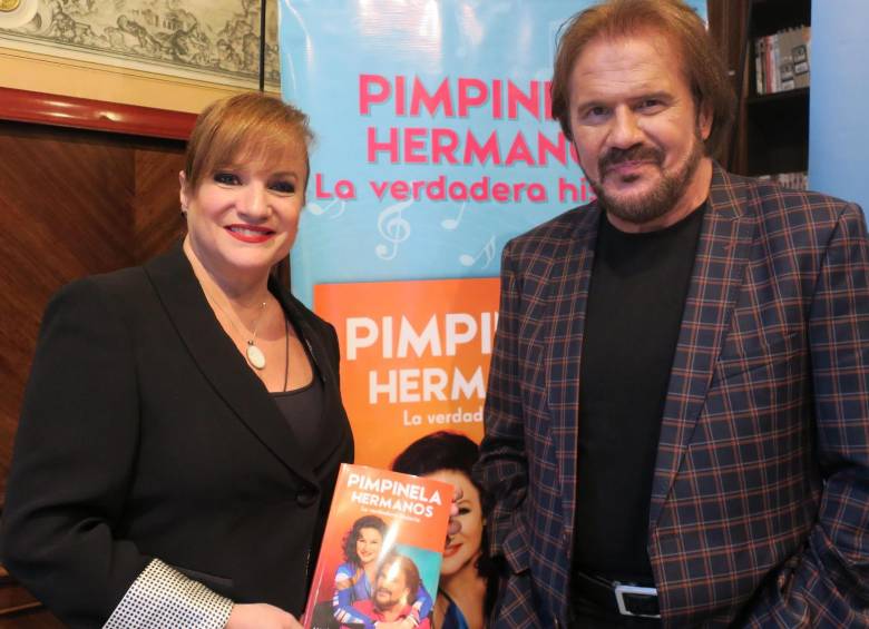 Lucía y Joaquín Galan en el lanzamiento de su libro en Buenos Aires. FOTO EFE