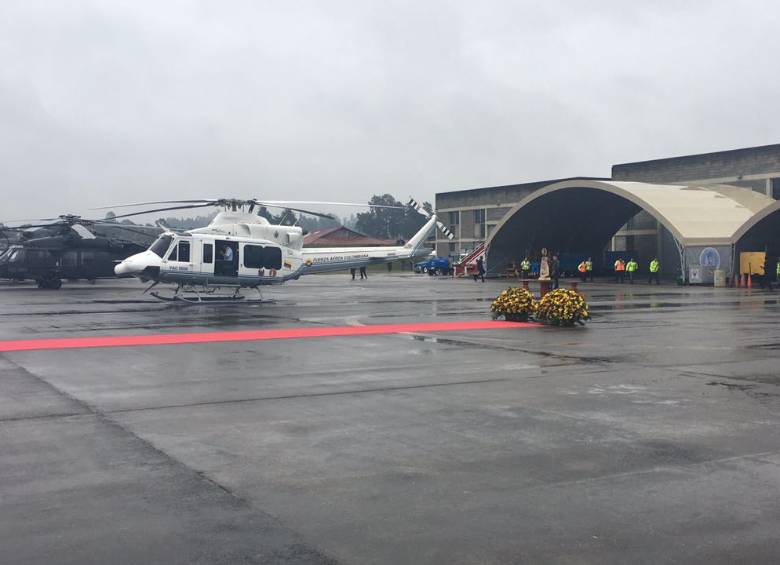 Oficiales de la Fuerza Aérea reciben al Papa en Rionegro