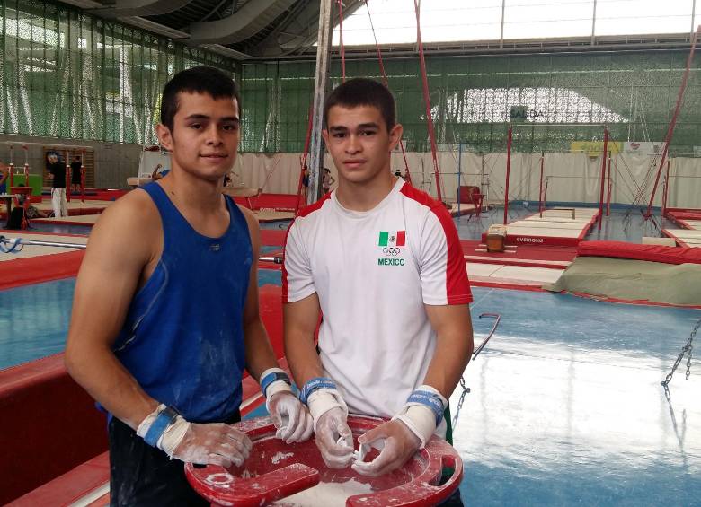 Andrés Felipe (izquierda y abajo) y José Manuel Martínez descubrieron en la gimnasia el camino del progreso. Wilson Díaz