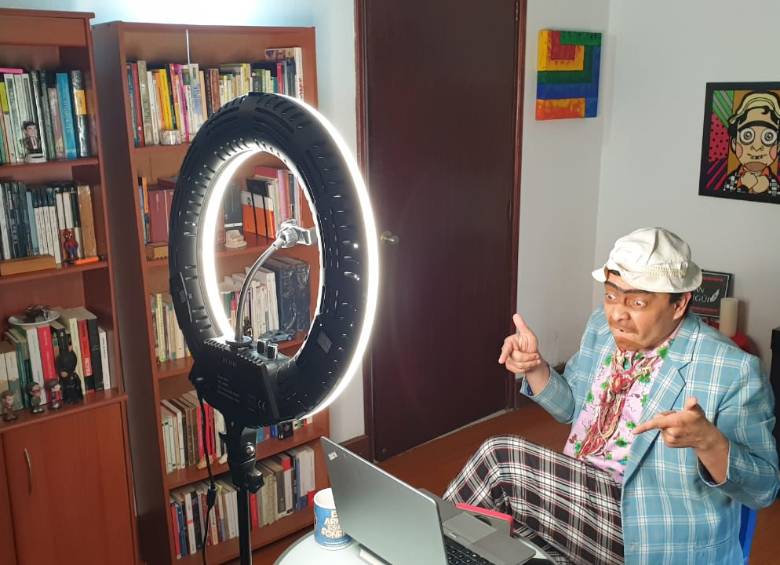 Desde su casa, Dany Hoyos está grabando los programas de The Suso’s Show. Tal y como le ha tocado a muchos artistas, el comediante ha aprendido de temas técnicos. FOTO Cortesía Suso, el paspi