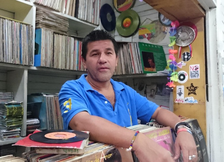 William Martínez y su almacén de discos. FOTOS Marggie Riaza.