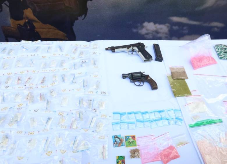 Estas son las dosis de alucinógenos y las armas de fuego incautadas por la Policía. FOTO: CORTESÍA