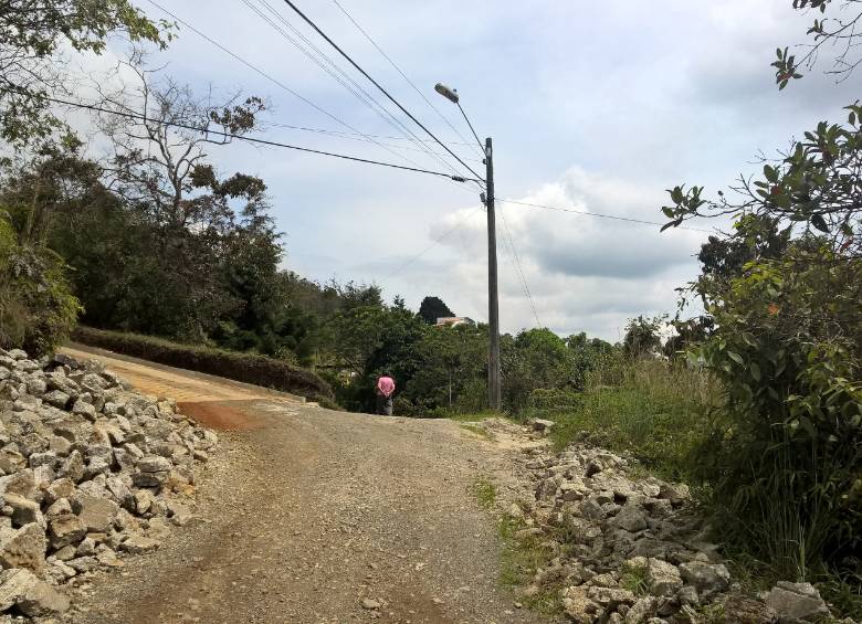 Entrada al terreno del alcalde. Registra m2 a $2.272. Los nuevos rieles facilitan acceso al lote de su esposa.