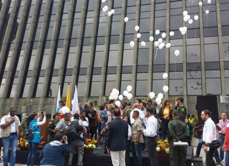 En acto público llevado a cabo en la plazoleta del Centro Administrativo La Alpujarra, se hizo apertura oficial de la jornada electoral para el Plebiscito con la presencia del Gobernador. FOTO ALEX HEREIRA