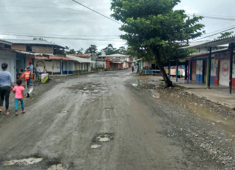 Las vías de Belén de Bajirá, corregimiento de 16.000 habitantes, estuvieron desoladas ayer. El comercio cerró en protesta por la posibilidad de que el territorio sea de Chocó. FOTO Álvaro Valencia