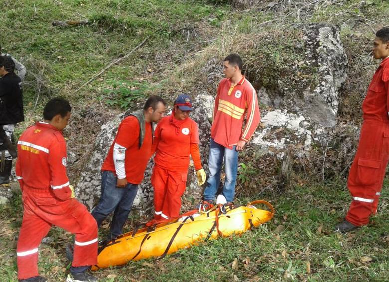 Más de seis horas tomó el operativo para rescatar el cadáver. FOTO CORTESÍA